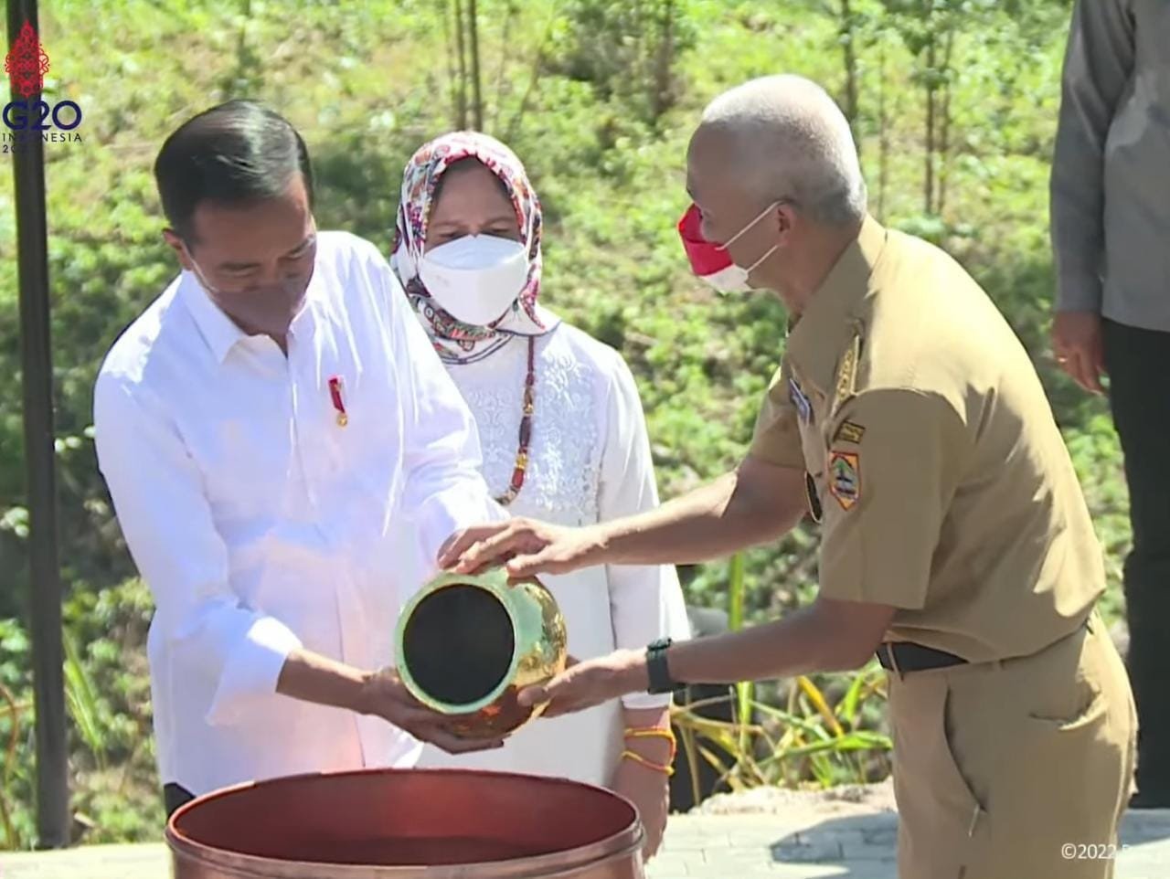 Ganjar Pranowo SerahkanTanah dan Air dari Puser Bumi ke Presiden Jokowi