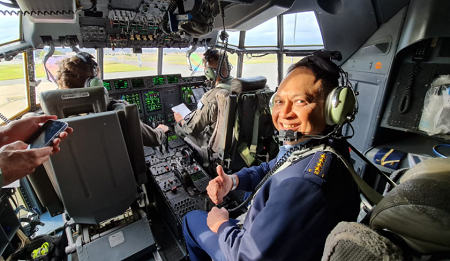 Kasau Marsekal TNI Fadjar Duduk di Cockpit C-130 J RAAF