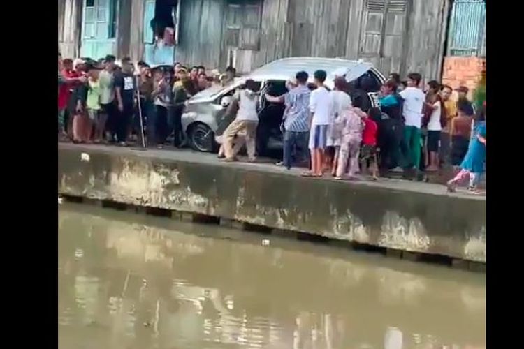 Sebuah Mobil Minibus Diceburin ke Sungai Oleh Warga, Karena Ugal-ugalan