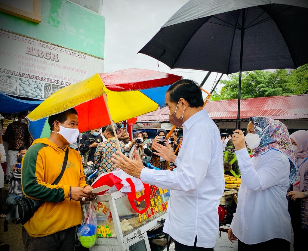 Roy Suryo Bagikan Video Jokowi Acungkan Tiga Jari: Semoga Artinya Bukan Soal Periode
