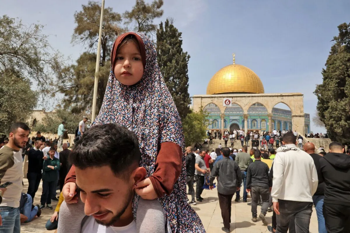 Salat Jumat Pertama Ramadan, Puluhan Ribu Umat Islam Padati Masjid Al Aqsa Palestina