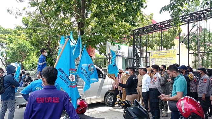 Serikat Pekerja Geruduk DPRD Sulsel, Mahasiswa Unhas Sudah Berkumpul di Mesjid Kampus