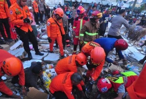 Update Proses Evakuasi Bangunan Alfamart yang Ambruk, 1 Meninggal, 7 Selamat